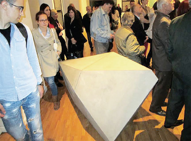 Камен са месеца